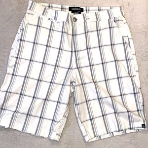 Quiksilver white gray black plaid long skater shorts Sz 32 Regular